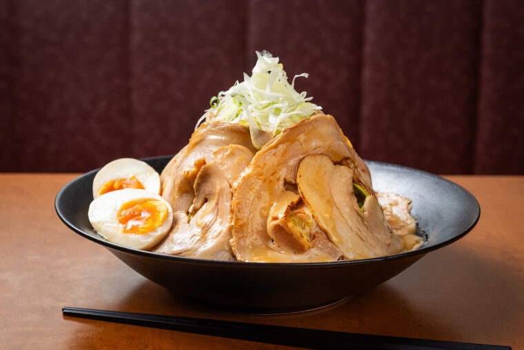 牧之通りのらーめん屋の『らーめん屋さんの特製チャーシュー丼』（1,500円）。1日5食限定提供