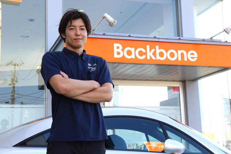 「最近は、若い世代の方にアウディの小型SUVが人気ですね」と本間さん