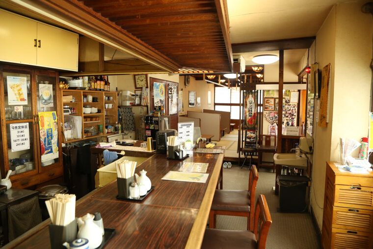 カウンター席とテーブル席で構成。予約制でコース料理も提供している