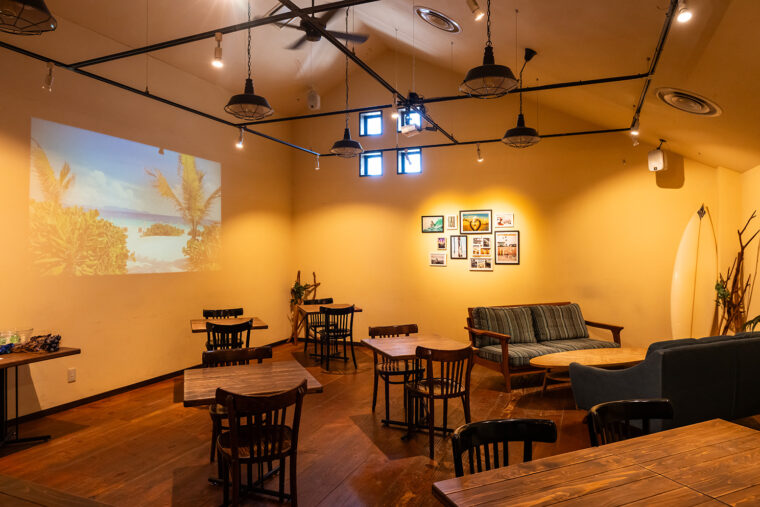 開放的な店内。お酒を楽しめる夜はムーディーな雰囲気に変わる