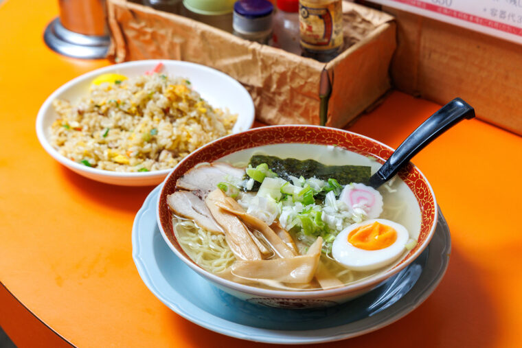 ラーメンとチャーハンのセットで1,100円