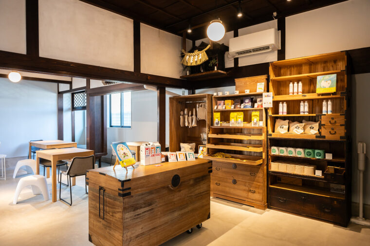カフェと物販のスペース