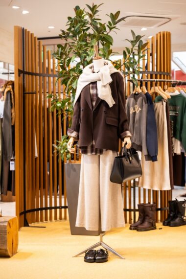 Spick ＆ Spanのジャケット42,900円、チェックルーズシャツ19,800円、プルオーバー16,500円、イージーパンツ18,700円、PIENIの別注トートバッグ41,800円、BIRKENSTOCKのクロッグサンダル29,700円