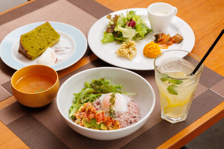 ランチタイムは前菜、ドリンク、自慢のシフォンケーキが付 いて1,705円