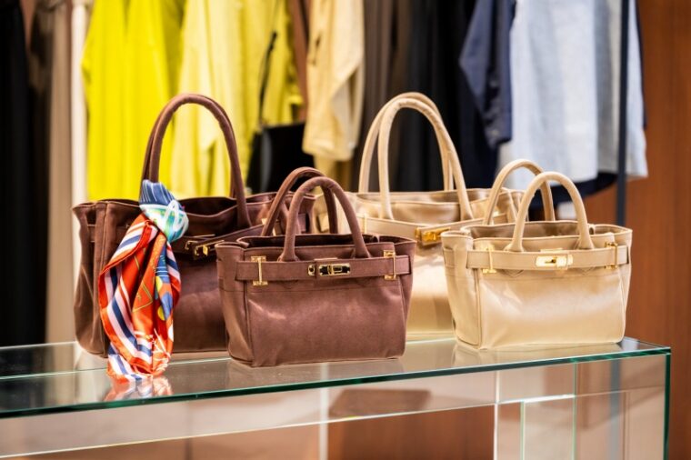 手前からSITA PARANTICAの別注トートバッグ Sサイズ26,400円、Mサイズ28,600円