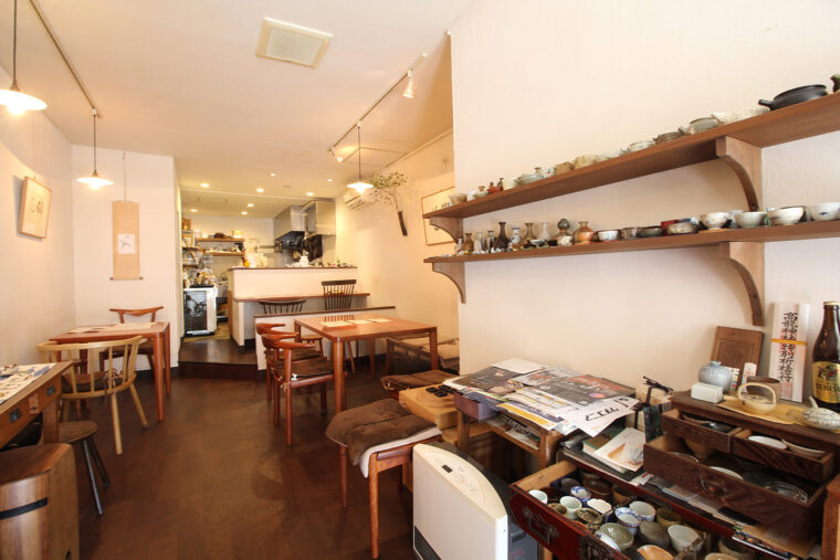 「酒器による味の変化を感じてもらいたい」と、酒器は熊木さんのコレクションから自由に選べます