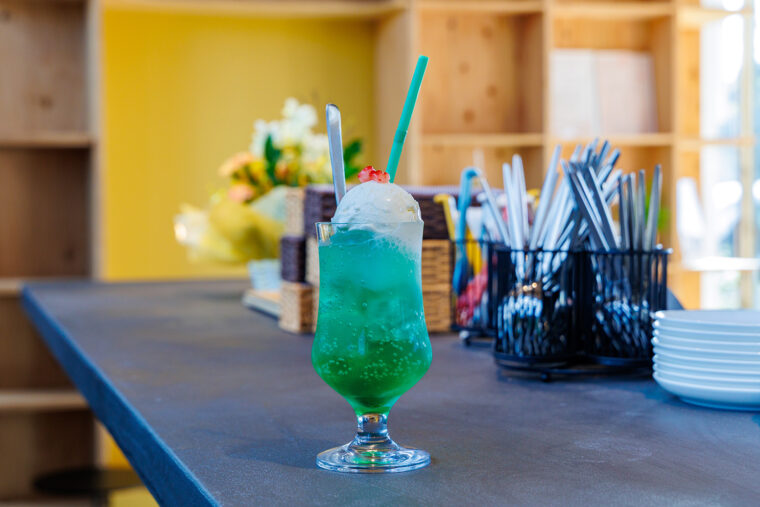 クリームソーダにはイチゴがのっています