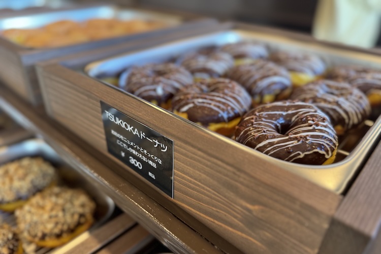 おすすめはお店のモニュメントとそっくりな『TSUKIOKAドーナツ』（300円）