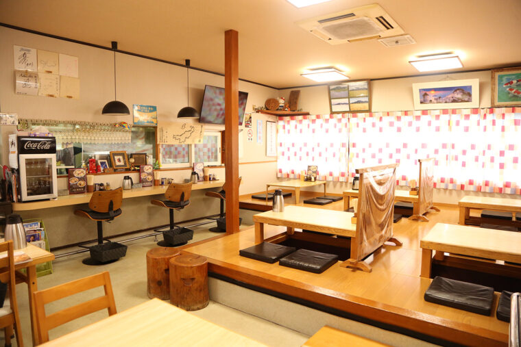 店内。カーテンがかわいらしいデザインです