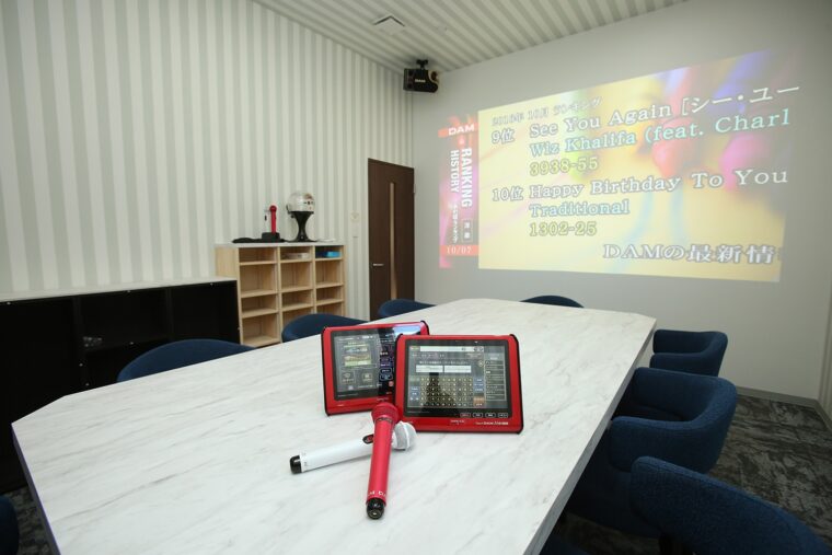 個室にはカラオケ＆プロジェクターを完備！　2時間4,400円で利用できます