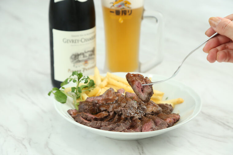 ディナータイムのおすすめは『牛サガリステーキ』（1,900円）。お酒とあわせて楽しんで！　飲み放題コースも用意され、パーティにもぴったり