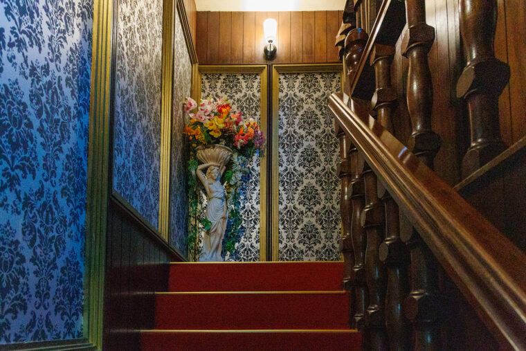 階段からすでに異世界です