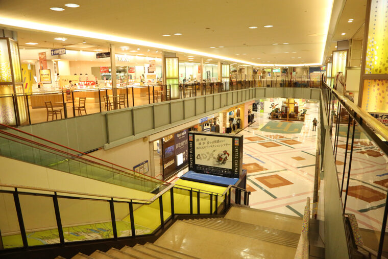 館内中央の階段から見た地下1階。 イベント会場として賑わいます