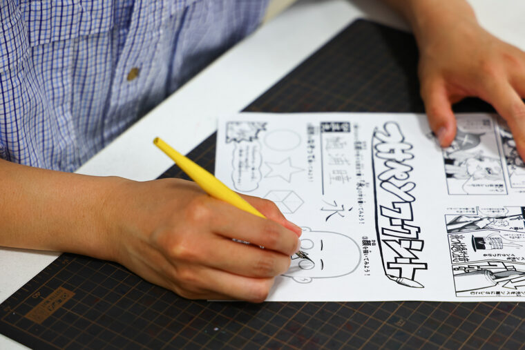 ペンを動かすのではなく紙を動かして線を引いている！　すごい