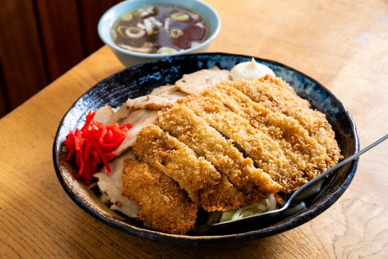 女性客からの注文も多い『トンチャー丼』（スープ付き）