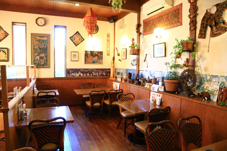 インドの装飾やレリーフが飾られた店内にワクワク