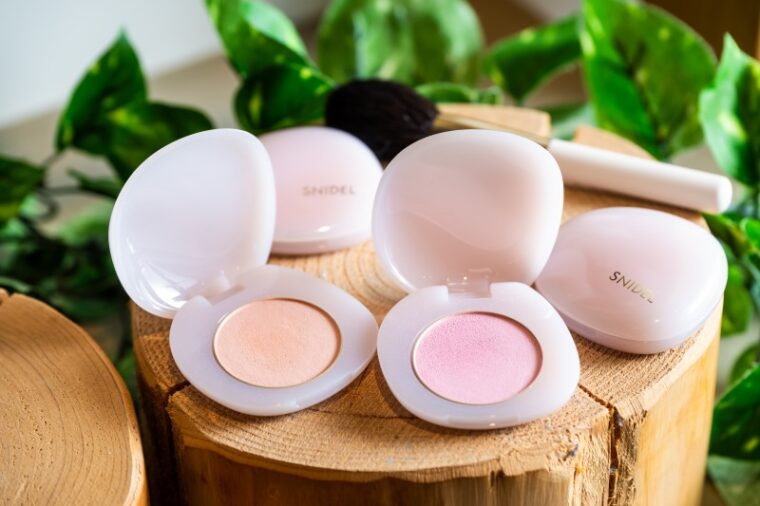 左からSNIDEL BEAUTYのユーフォリックグロウブラッシュ2、5 各3,300円