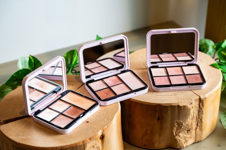 左からSNIDEL BEAUTYのフェイススタイリスト01、フェイススタイリスト02、アイデザイナー01 各6,600円