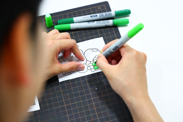 用意された絵にコピックマーカーで色をつけていきます