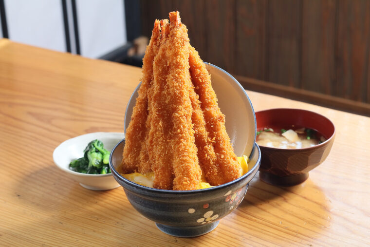 『ダブルえびカツ丼』（1,320円）。エビが蓋を支えるようにそびえ立っています