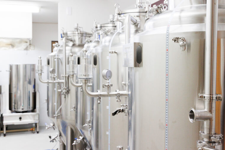 店内奥の醸造所にはタンクがズラリ