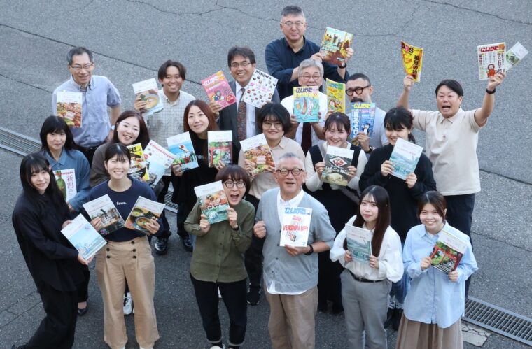 各自一番好きな月刊にいがたを持ってパチリ！