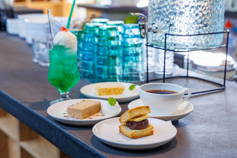 地元の食材を取り入れたスコーンやベイクドチーズケーキを用意