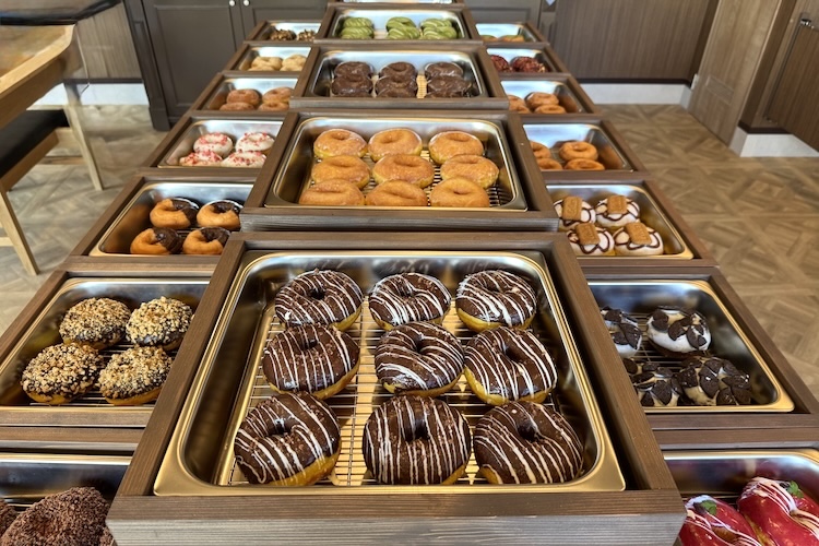 店内には約20種ものドーナツが並ぶ