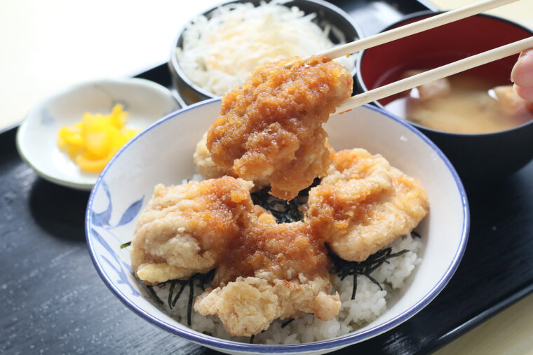『みぞれ唐揚げ丼』（900円）