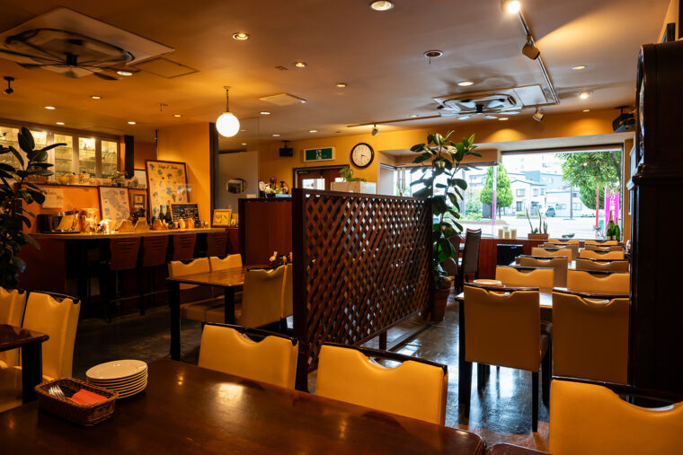 店内はカウンター席、テーブル席、小上がり席で構成。貸切も可能