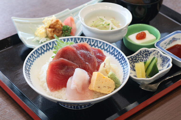 『天然マグロ丼・チキン南蛮定食』（1,320円）