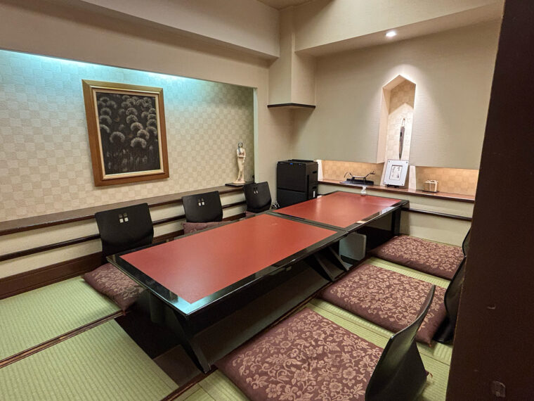 接待やお祝いごとにぴったりな小上がり席。 掘りごたつになっている