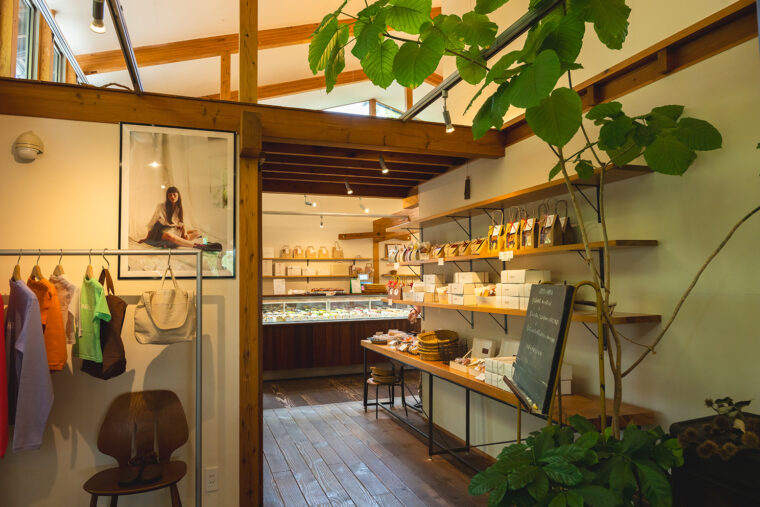 田澤さんがセレクトしたアパレルも展開して いる