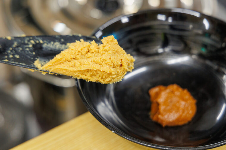 豚汁に使われる特注の白味噌