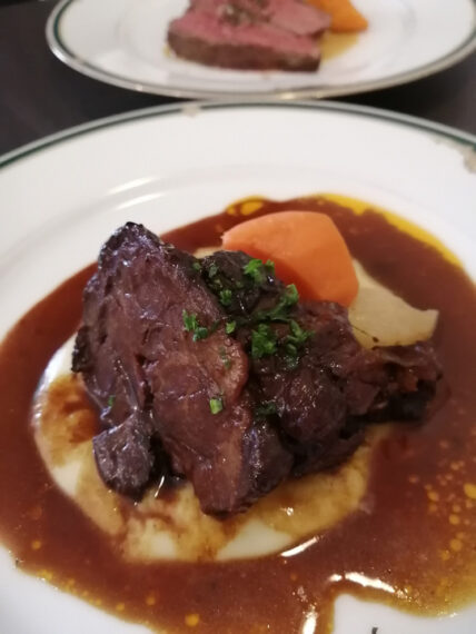 『牛ネックの赤ワイン煮込み』 は創業時からの人気の一品