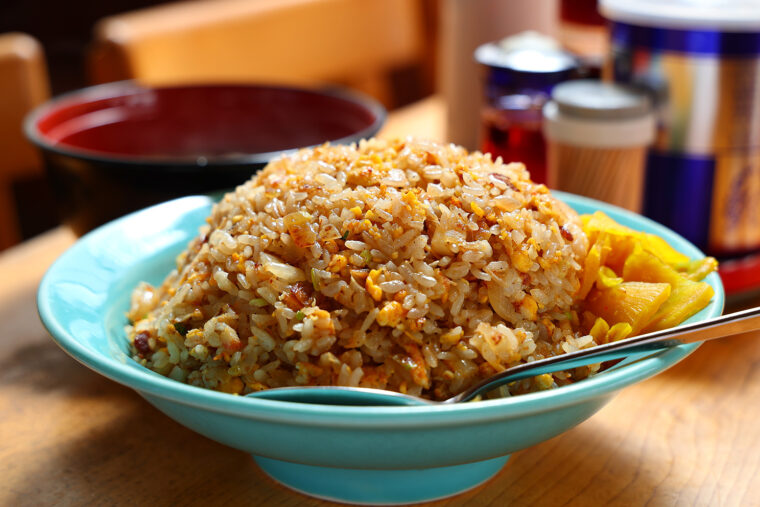 シンプルな味付けが評判の定番『チャーハン特盛』（1,250円）もおすすめ！　総重量はなんと800グラム!