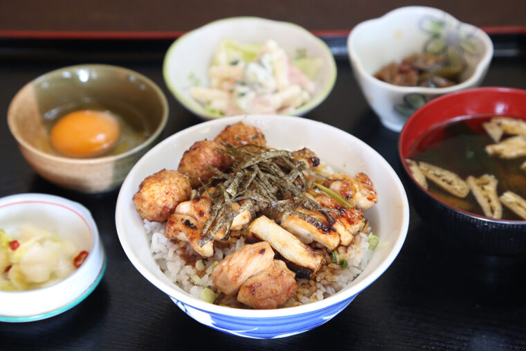 『やきとり丼』は生卵、小鉢、サラダ、漬物、味噌汁付きで800円（夜は880円）