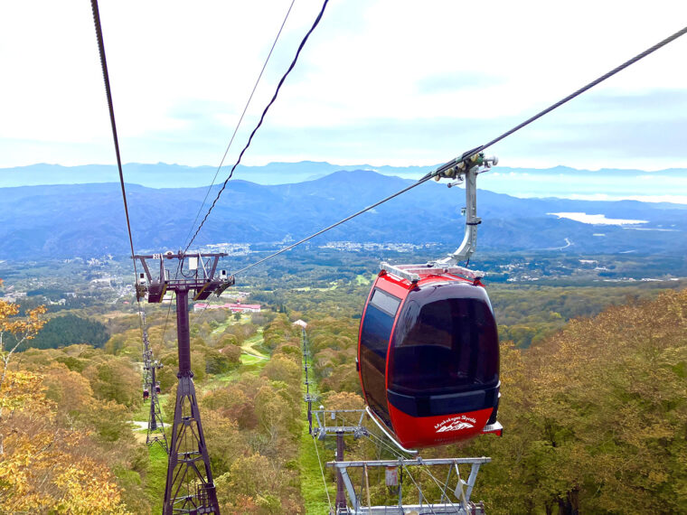 妙高高原スカイケーブルに乗り山の上へ。大きな窓から眼下の大パノラマを一望できる。