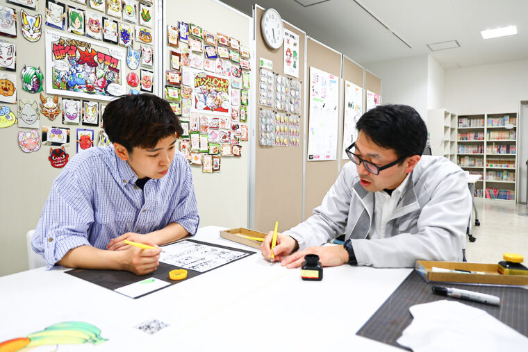 続いてつけペン。こちらも初挑戦。講師を務めるスタッフ・近藤さんから線の引き方を教わります