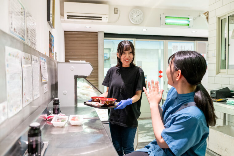 お刺身を持って、店内の席で待っていたら、すぐに『ごはんセット』が到着。セットにはあら汁と小鉢が付いています