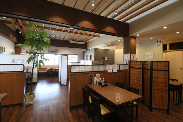 テーブル席と小上がり席を備えた店内。席同士の間隔が広く設けられているのがうれしい