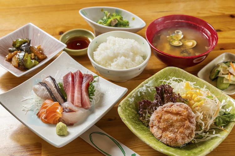 『おさしみ・えび真丈揚定食』（2,200円）