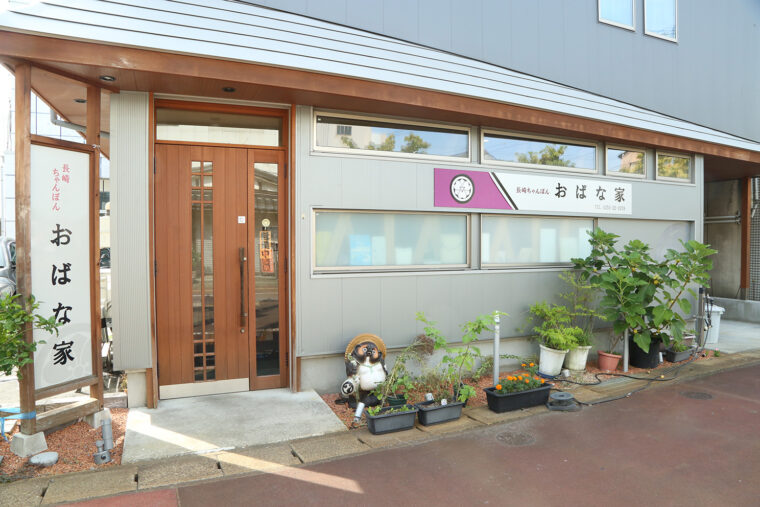 JR新津駅東口から徒歩4分。夜は飲みに来る人も多いそう