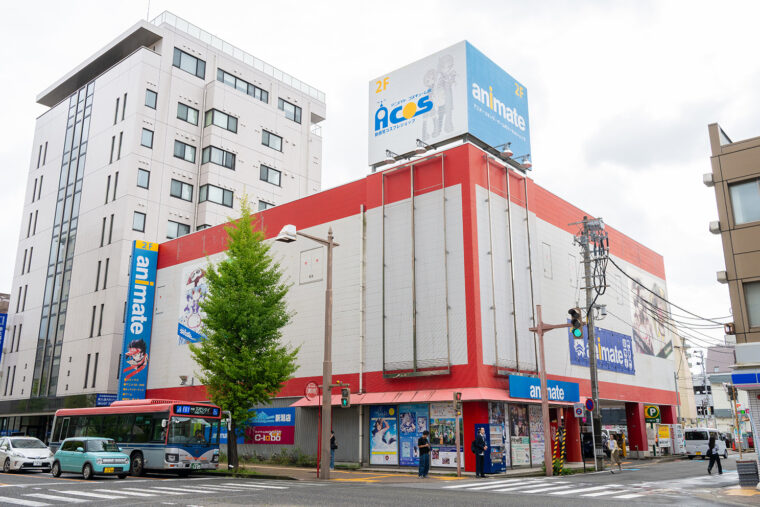 明石通り沿いにある新潟中央郵便局の向かいに建つ現店舗