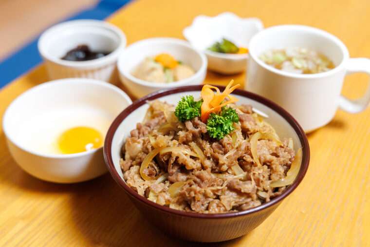 『熟成牛バラ肉たっぷり 牛すき丼』（1,188円）はテイクアウトも可能