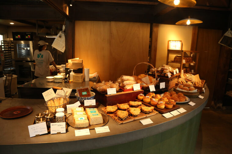 お店に入るとパンがズラリと並んでいる