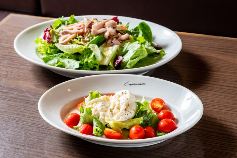 テーブルを華やかに彩ってくれる各種サラダも人気！