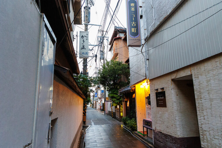 新潟市古町エリアにある東新道沿い、老舗料亭・かき正の隣です