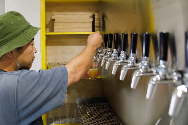 10個のタップがあり、常時10種類のビールを楽しめる