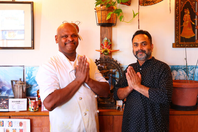 料理長のバブさん（左）と店長のタニカさん（右）が迎えてくれます